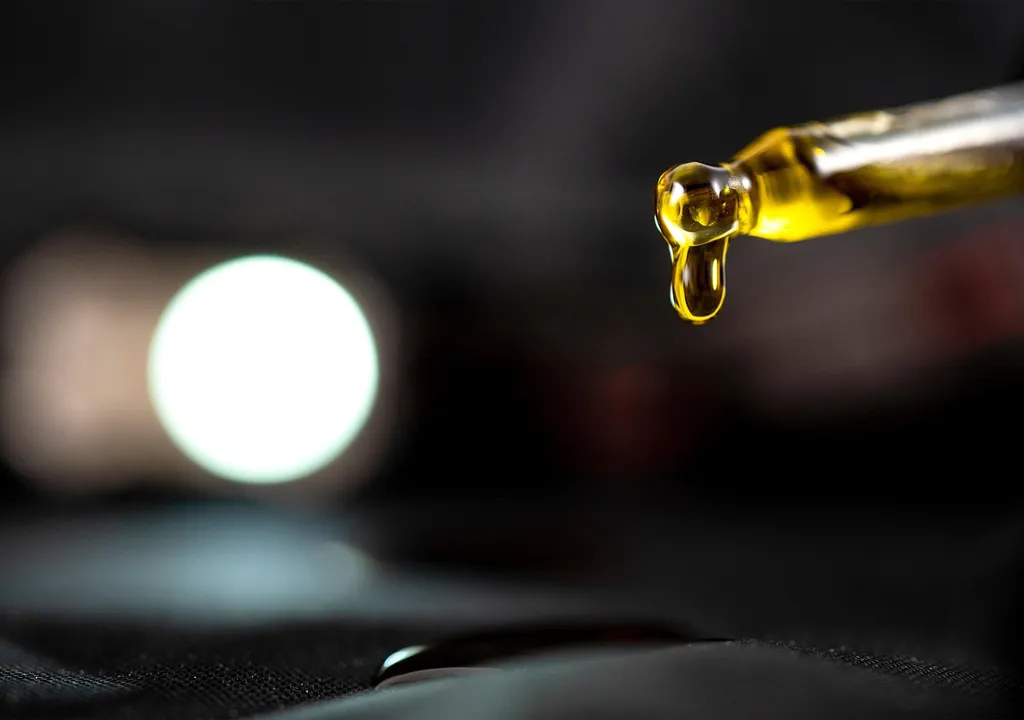 Les huiles essentielles dans l'aromathérapie, bienfaits & dangers